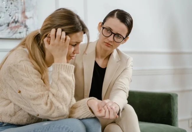 o reiki é uma técnica terapeuta que ajuda a aliviar o estresse e tensões para promover a cura