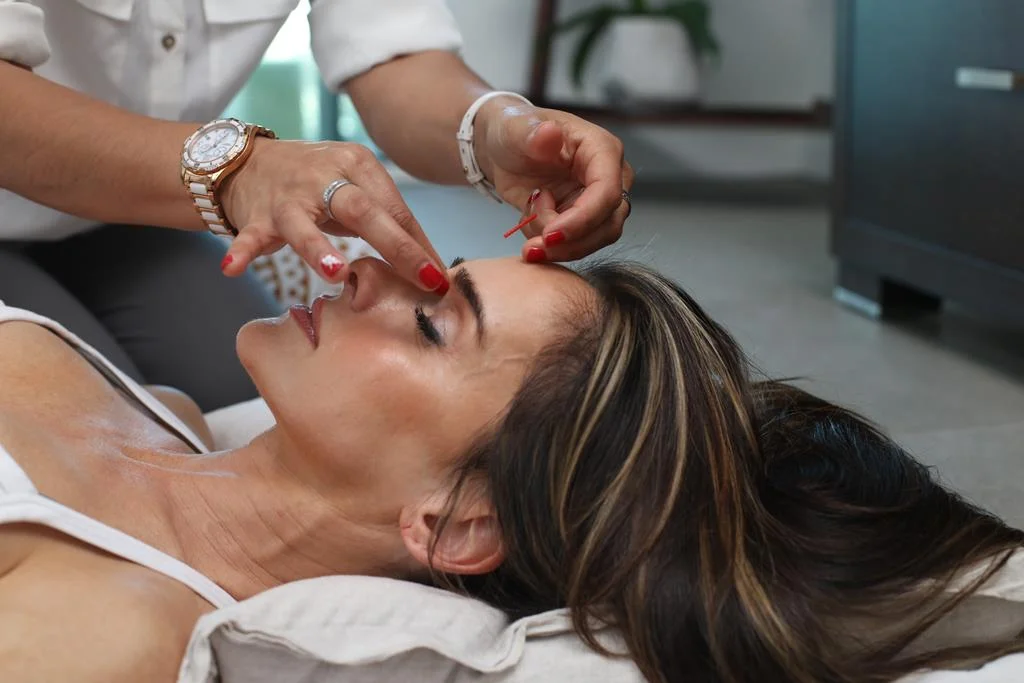 a principal diferença entre as duas técnicas é a energia utilizada e forma de aplicação com toque do terapeuta